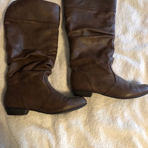 Boots - Picture 6 of 7